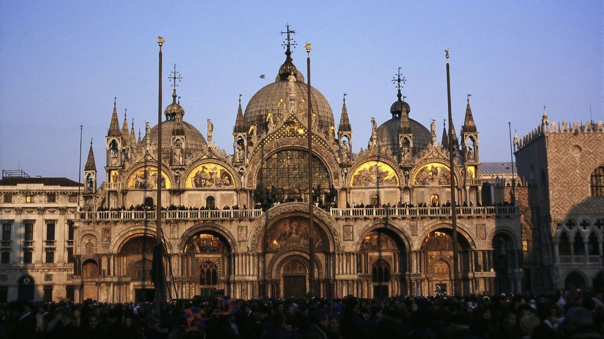 Klimatičtí extremisté stříkali z hasicích přístrojů bláto na benátskou baziliku sv. Marka